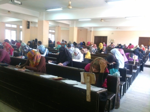 طلاب الفرقة الثانية يؤدون أول امتحاناتهم التحريرية من امتحانات نصف العام بالكلية